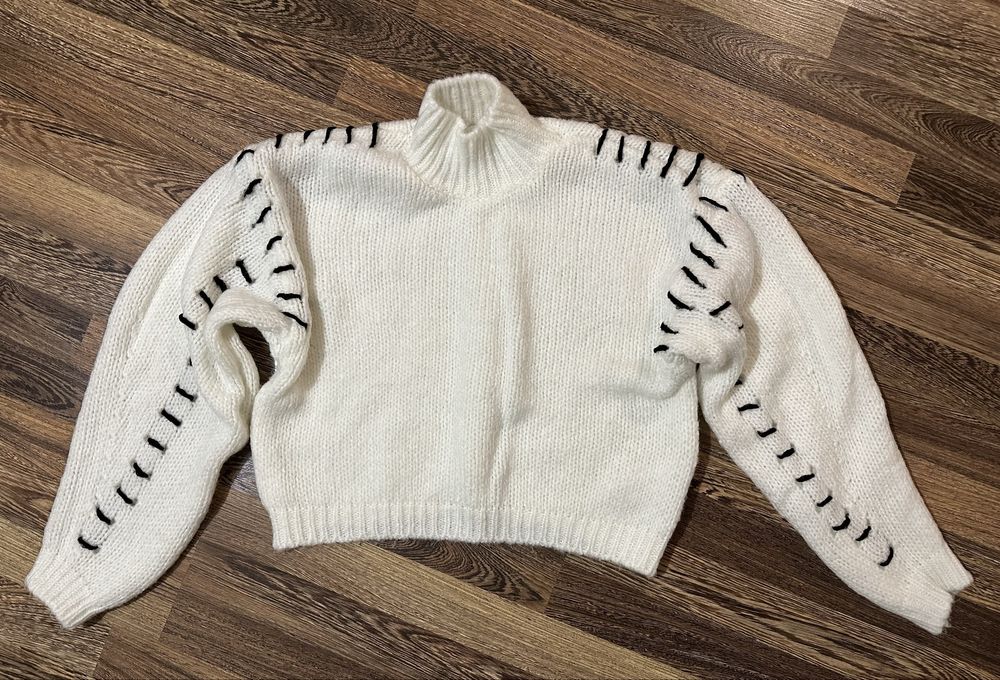Бял плетен пуловер