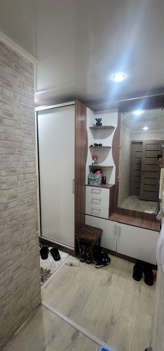 Продаеться Шкаф в прихожую