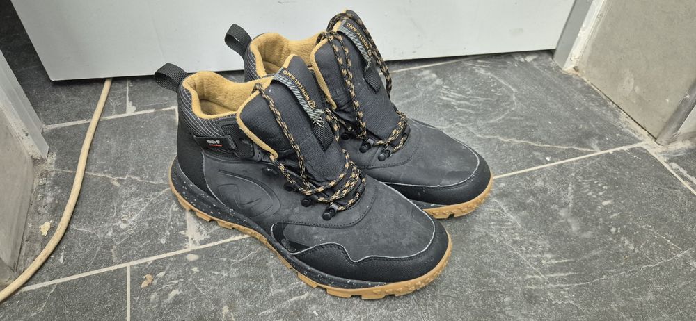 Продам зимние ботинки