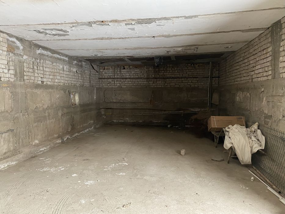 Urganch Shahrida Ray Sentir bozor yonida 80 kv garaj Arendaga bariladi