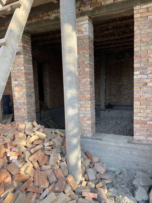 Фаробий бозор оркасида битмаган участка сотилади