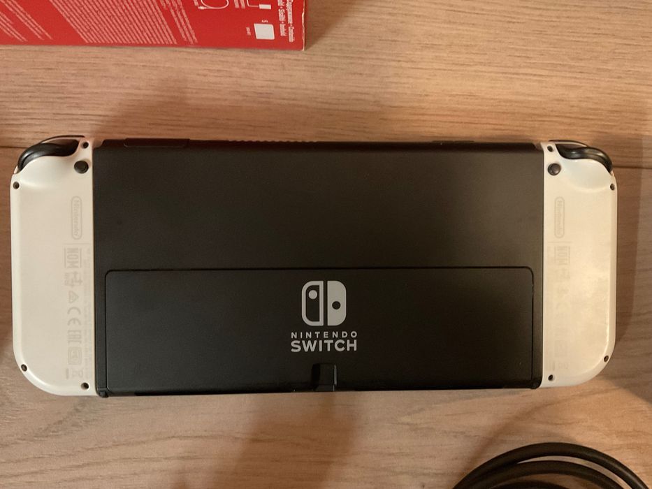 Nintendo Switch OLED + 4 игри + аксесоари | Отлично състояние