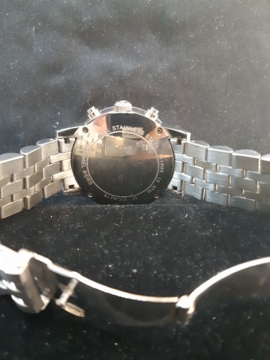 Продавам мъжки часовник Michael Kors