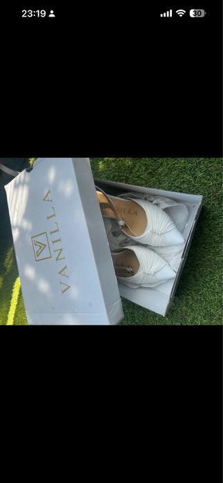 Pantofi piele naturala alba si cu accesoriu perle  realizate pe comandă la Vanilla Days