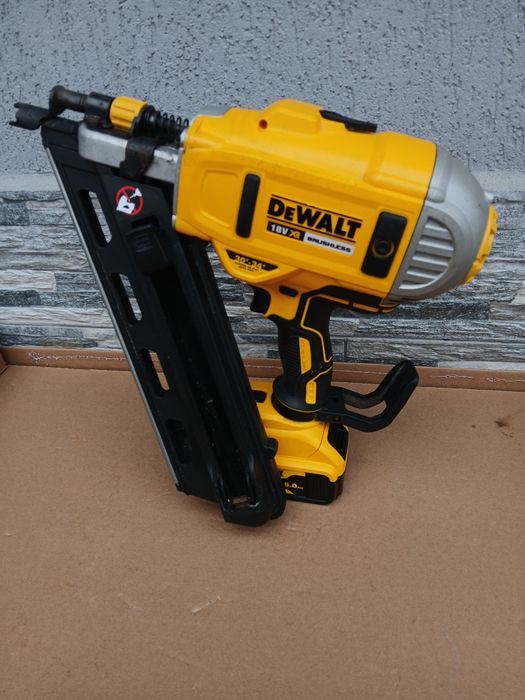 Pistol de bătut cuie 90 mm DeWALT impecabil
