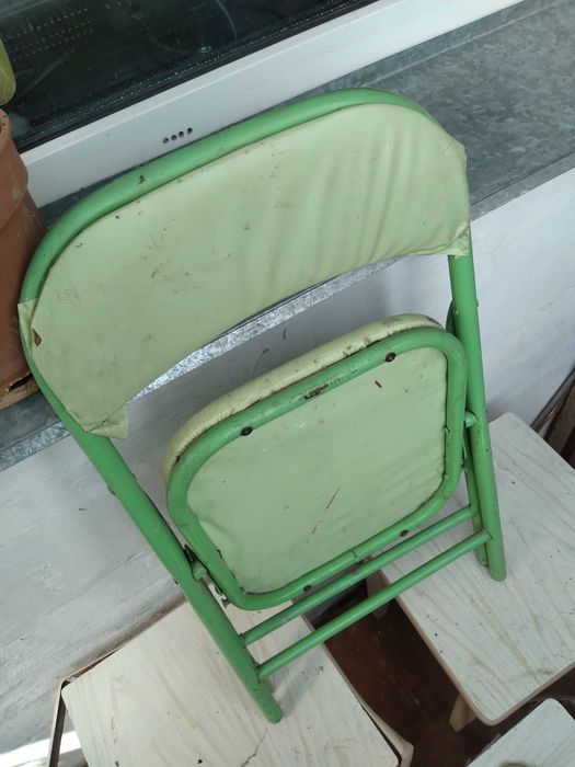 Столик для торговли и стульчик