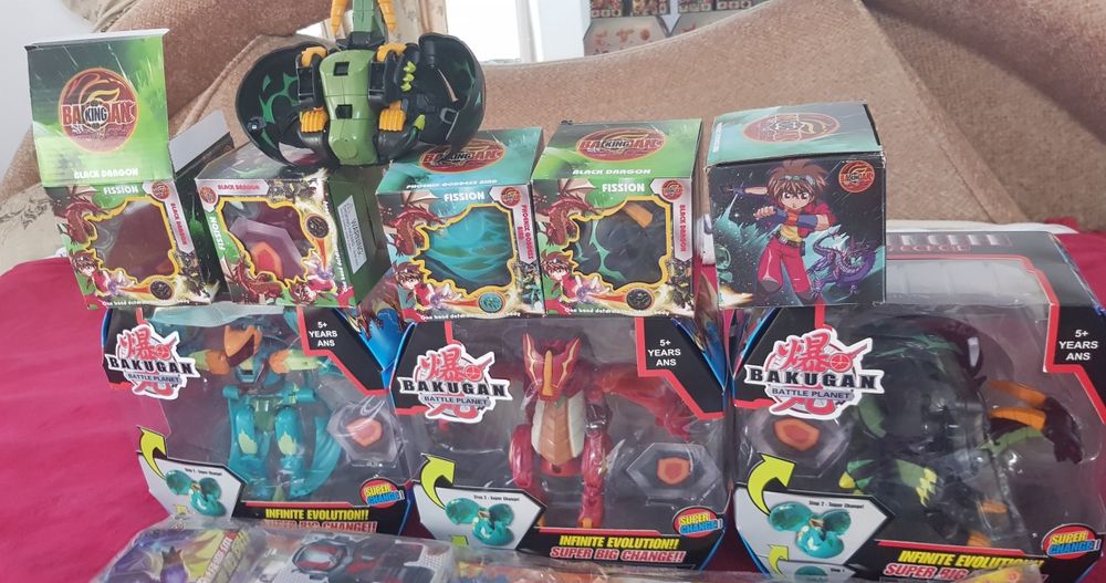 Bakugani diferite marimi și arena Bakugan