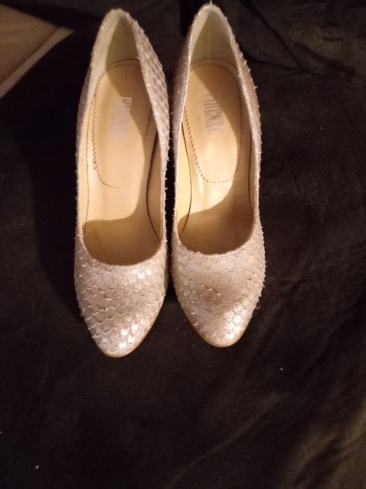 Обувки на висок ток