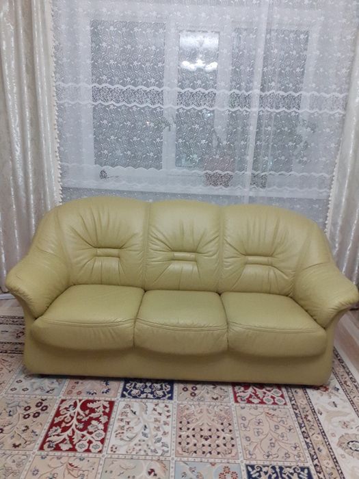 Диван с креслами для гостиной, кожаная в идеальном состоянии