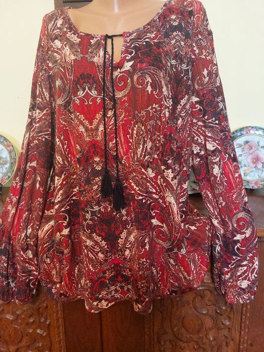 Bluza noua cu arabescuri, culori minunate
