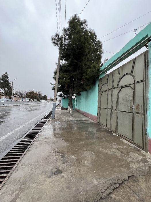 Дом вдоль главной дороги