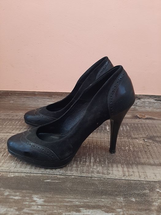 Затворени обувки на ток