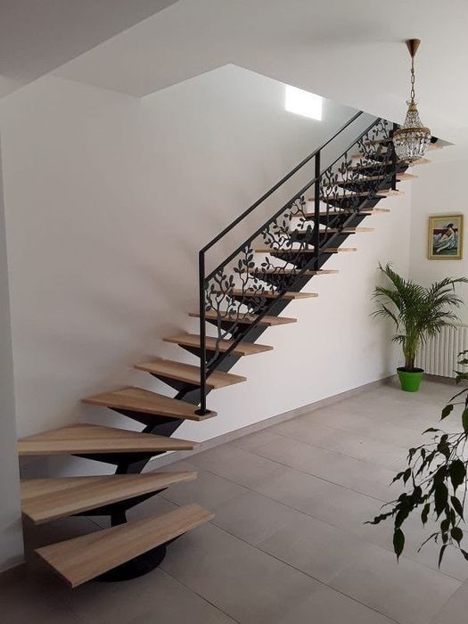 Scari metalice cu trepte din lemn