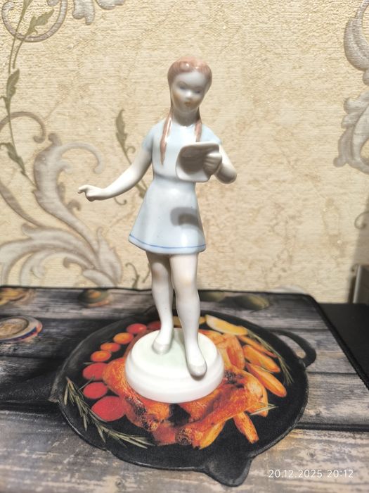 Фарфоровая статуэтка.