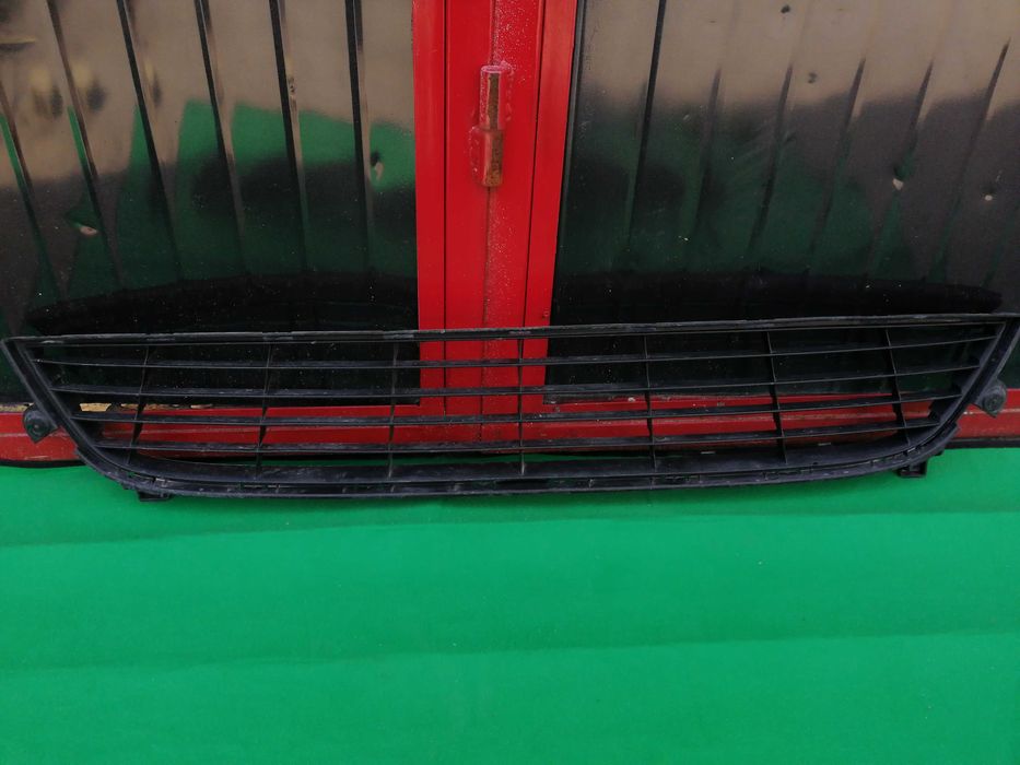 решетка в пр. броня Dacia Dokker след 2012г. #038v