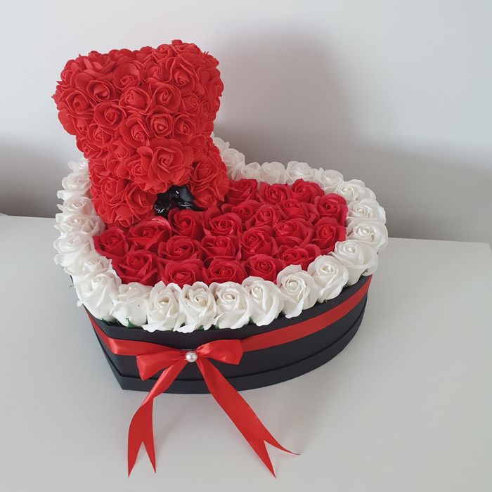 Trandafiri in cutie cu ursulet