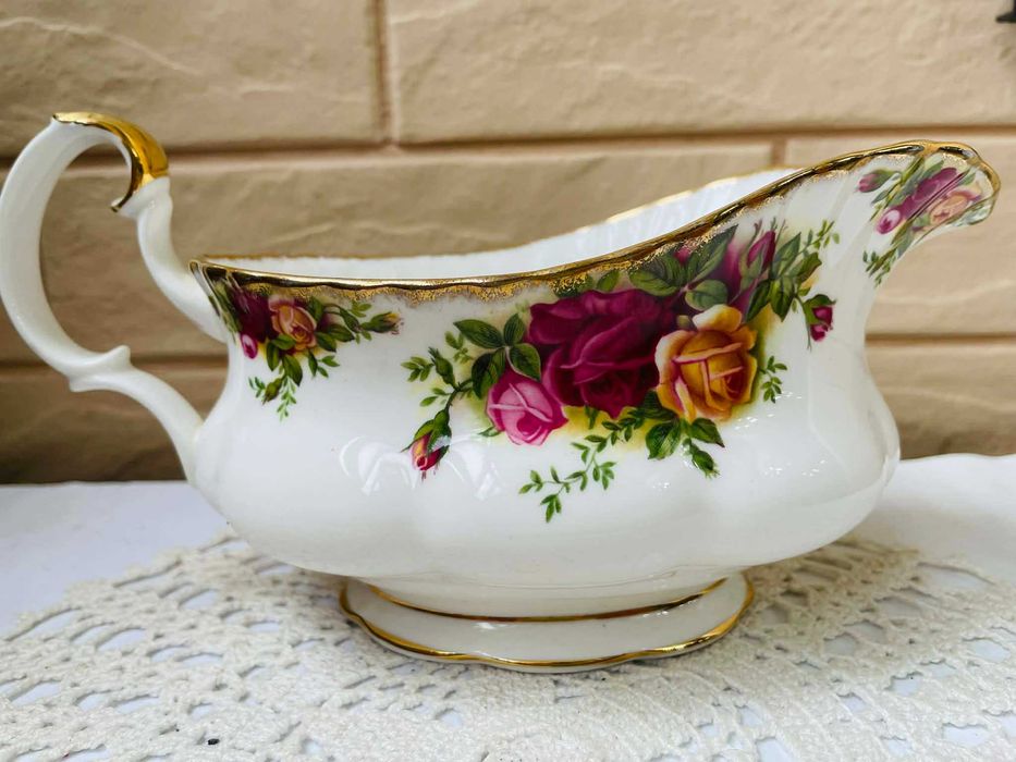 ROYAL ALBERT красива голяма сосиера от Англия