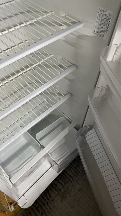Продам холодильник Indesit в очень хорошем состоянии.