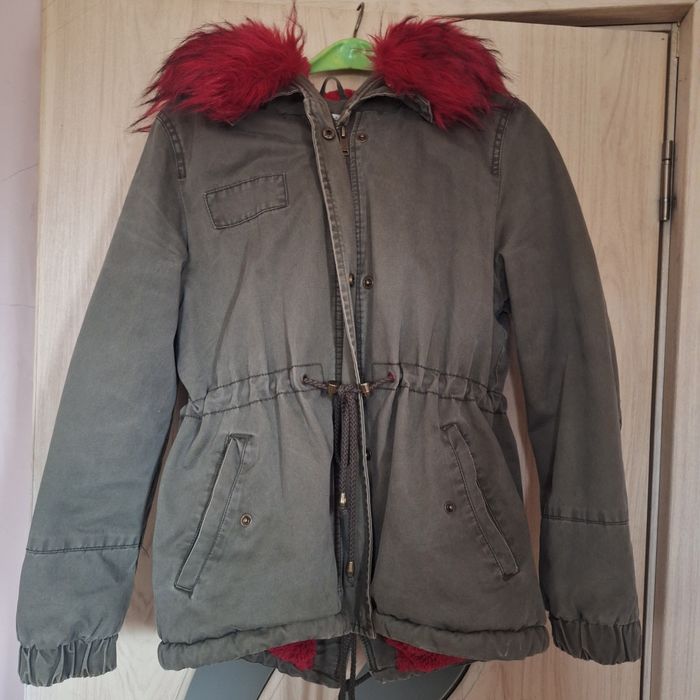 Яке с червена богата качулка