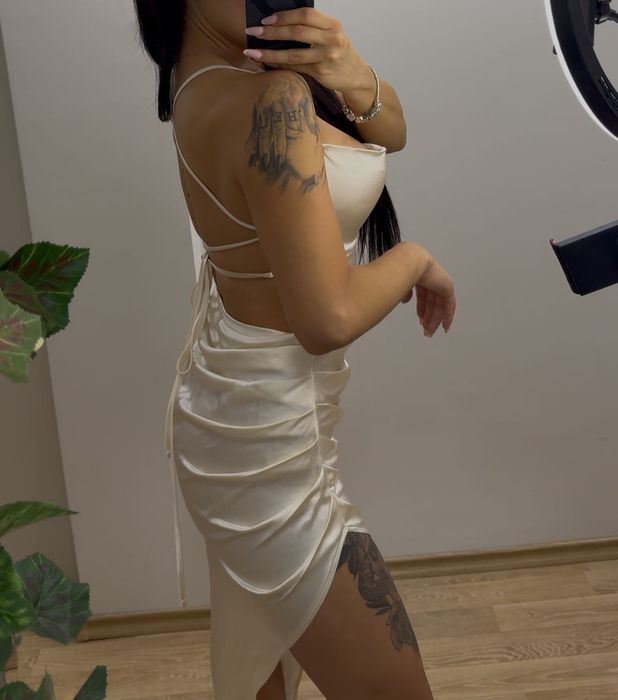 Сатенена рокля с гол гръб