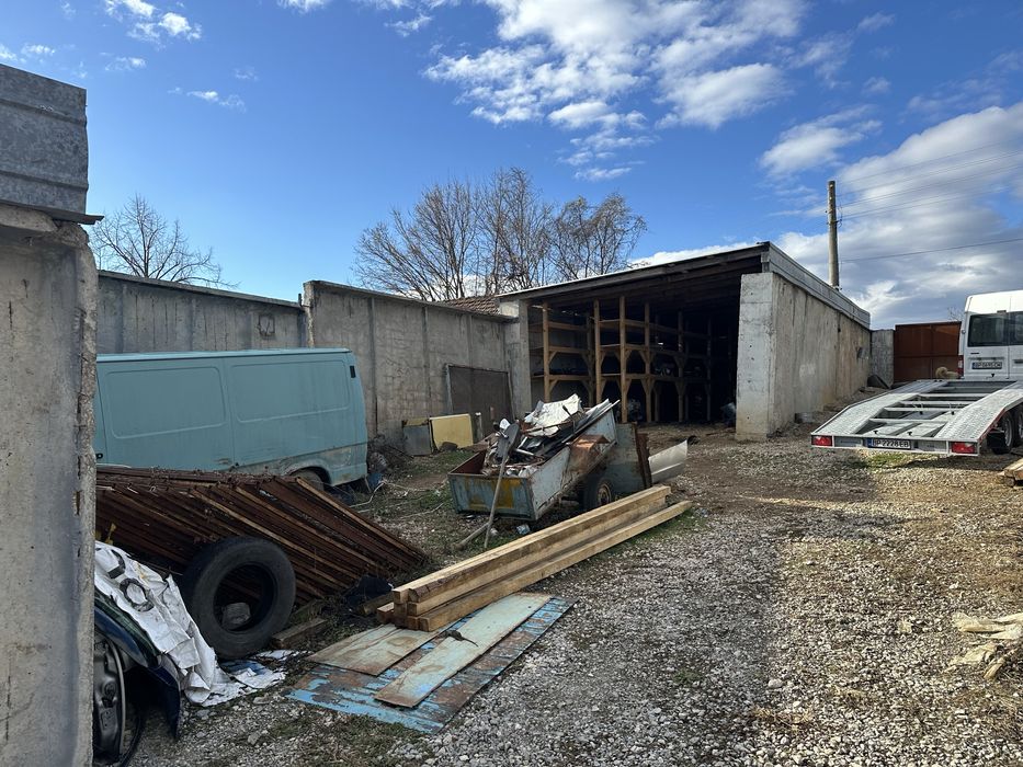 База с две халета по 75 квадрата с масивна ограда и усилени рафтове