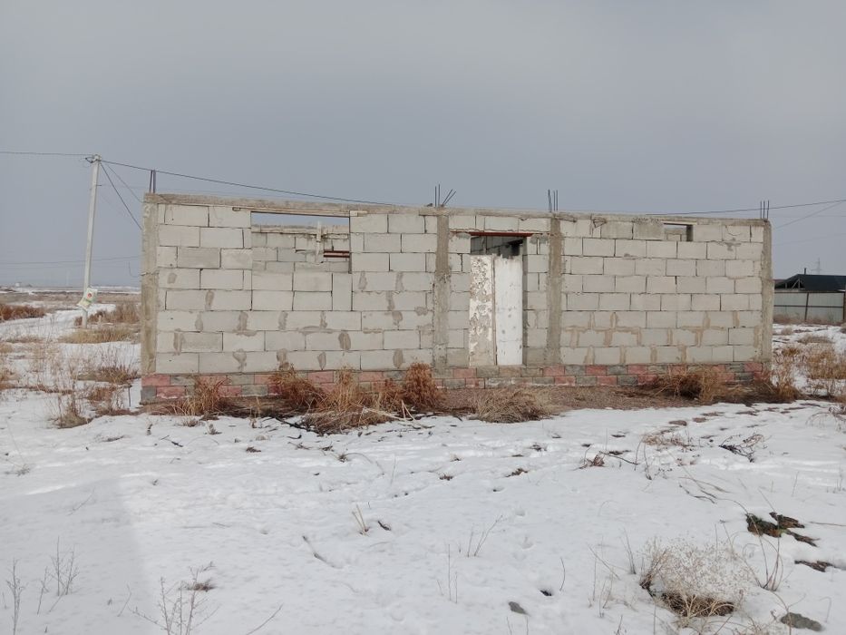 Продам недостроенный дом с участком