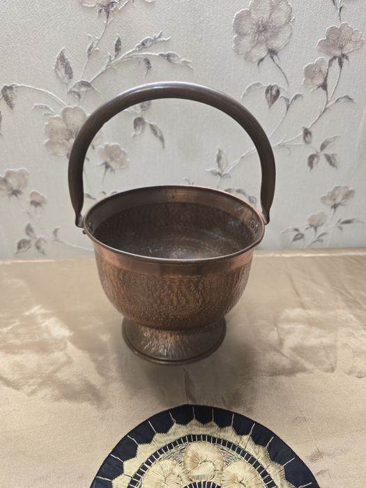 Vas decorativ din cupru ciocănit cu toartă fixă