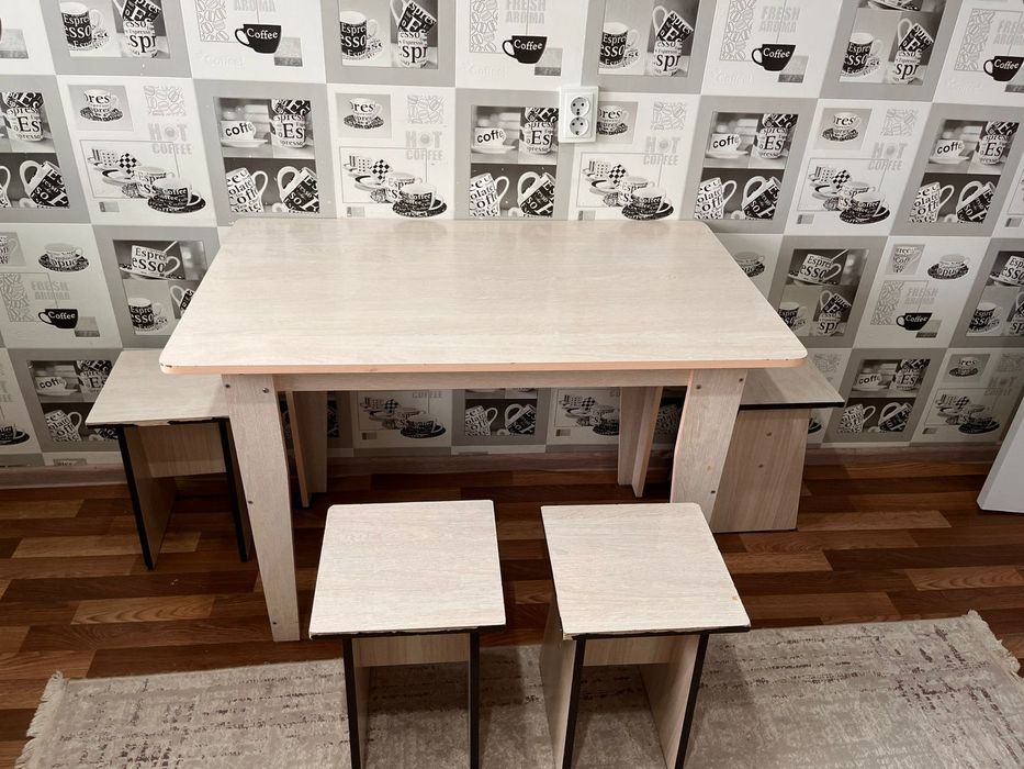 Кухонный стол и стулья