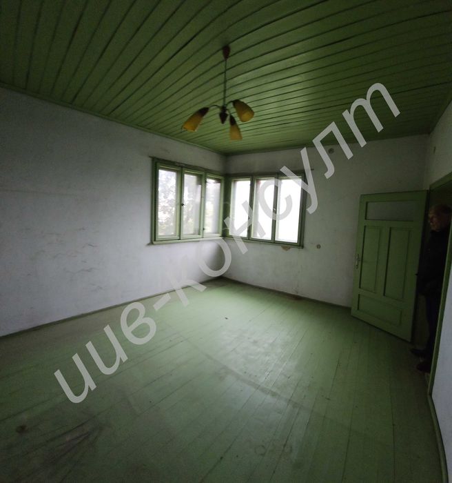 Двуетажна тухлена къща с търговски помещения, с. Ресен