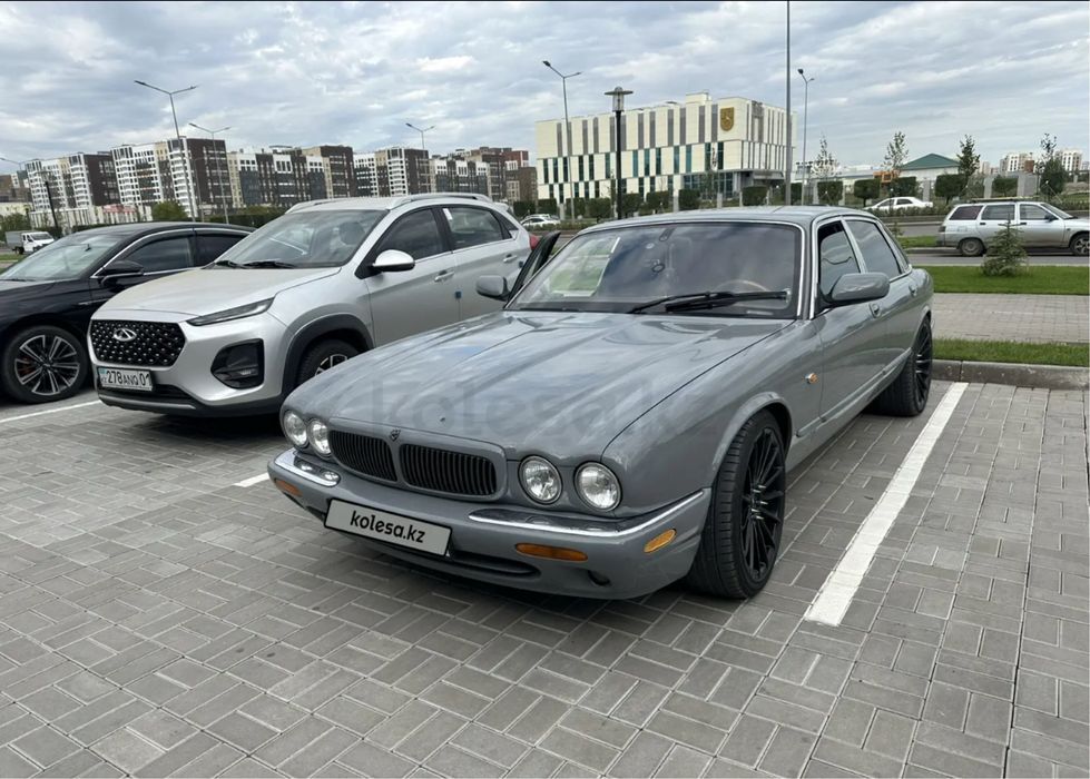 Продам машину Jaguar XJ