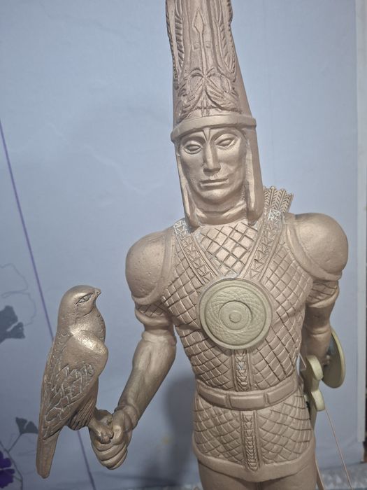 Эксклюзивный сувенир статуя золотой человек