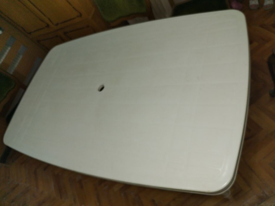 Пластмасова  маса голяма