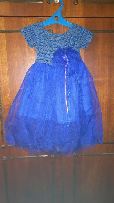 Продаются платья.