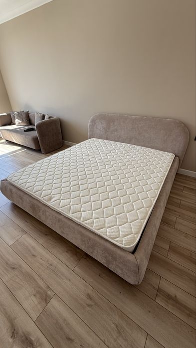 Продам кровать с матрасом, размер 200х180сс