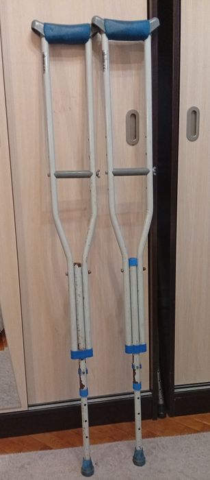 Продавам патерици