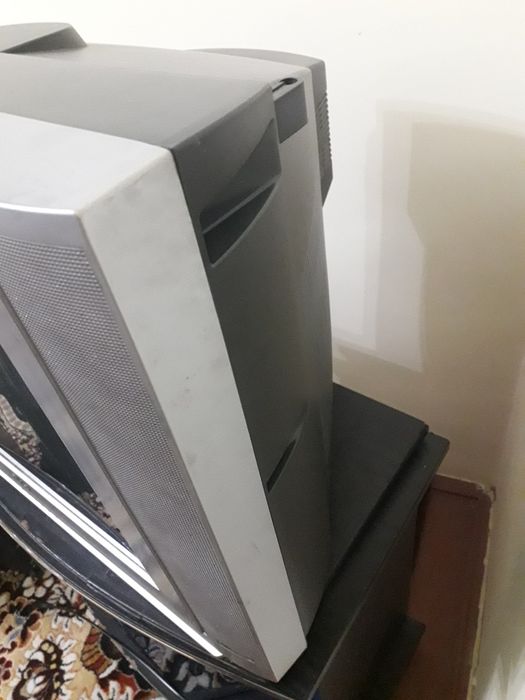 LG телевизор цветной с подставкой