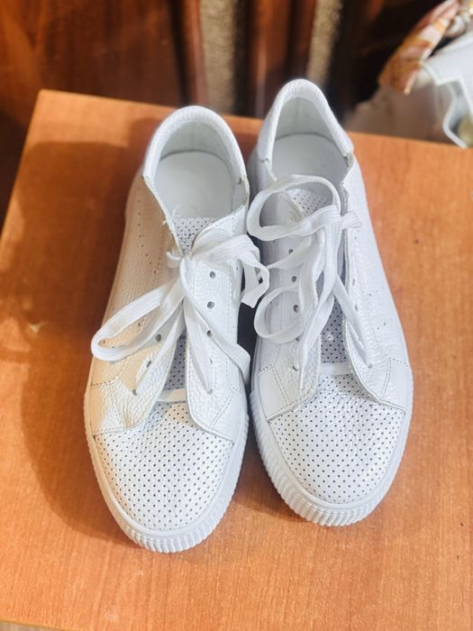 Продам кроссовки женские