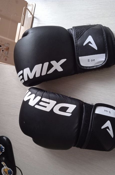 Продам Боксёрские перчатки/ и шлем