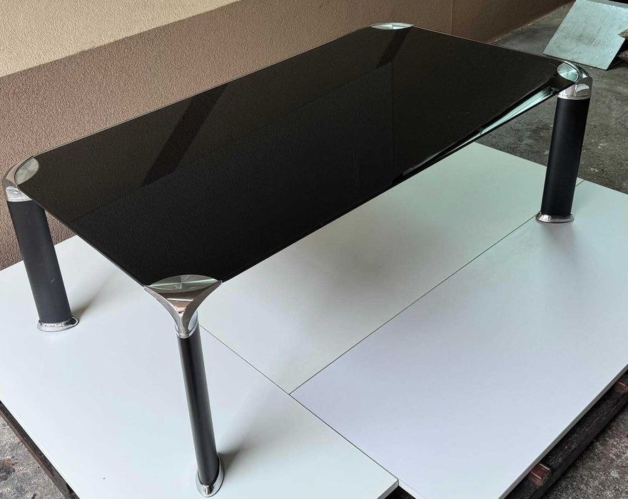 Стъклена холна маса