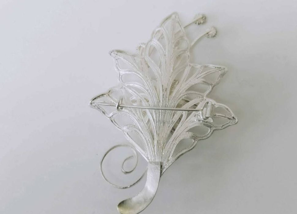 Veche brose filigran, cu flori, din argint de 925