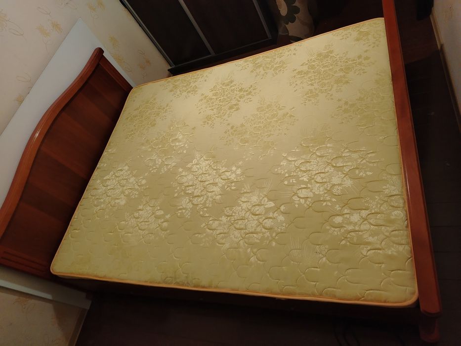 Продаю двуспальную кровать