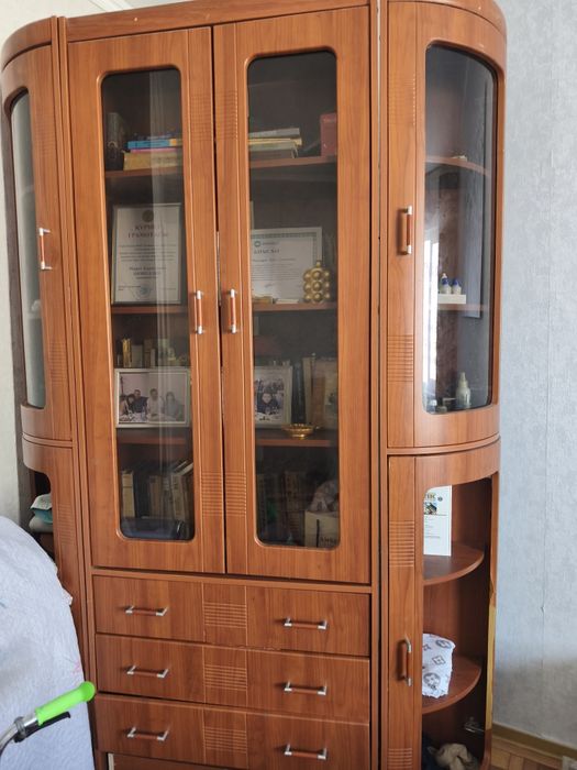 Сервант шкаф  в хорошем состоянии