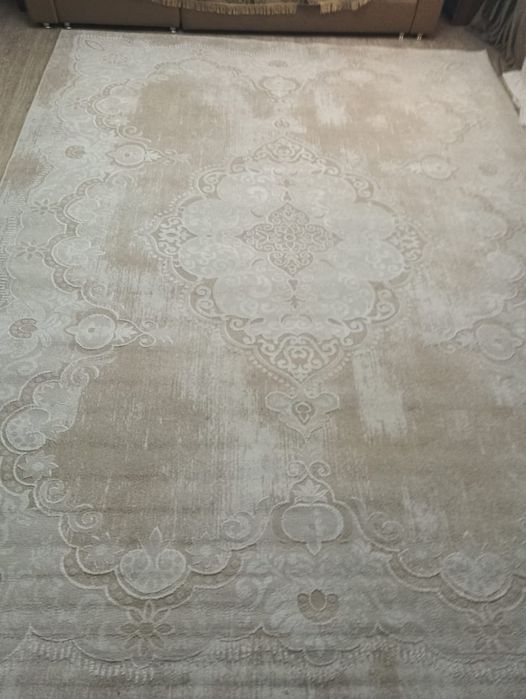 продам светлый красивый ковер