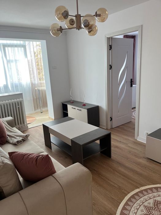 Apartament 3 camere de închiriat zona centrală
