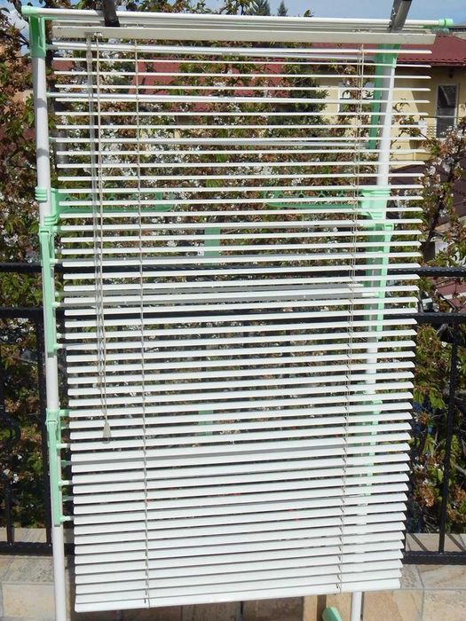 Jaluzea metalica alba dimensiuni 118 x 65 cm anii 1990 utilizata