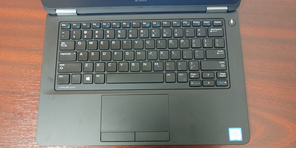 Laptop  DELL profesional cu monitor 19", soundbar si dock