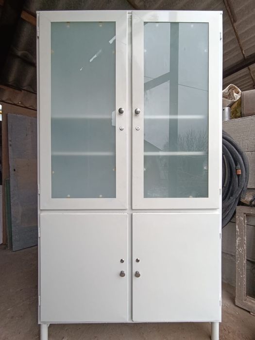 Медицинский шкаф