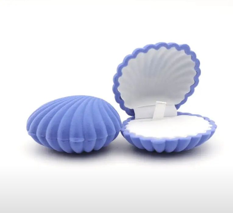 Великолепные сережки в нежно голубом цвете в ракушке