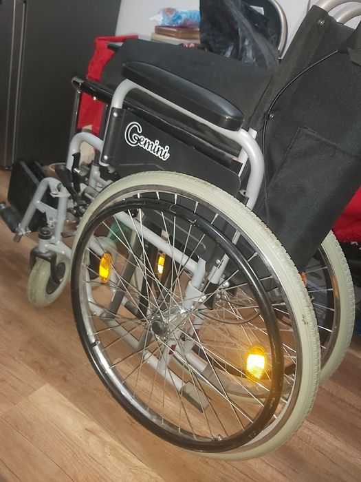 Carut nou cu rotile pentru persoane cu dizabilități