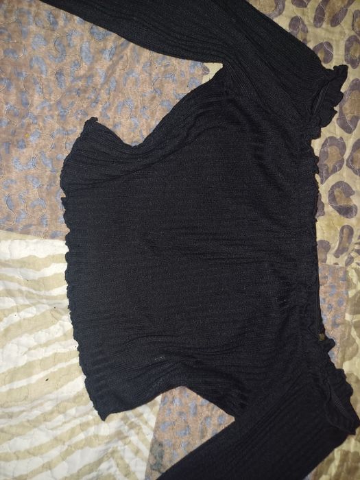 Bluza crop top cu umerii goi